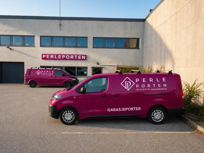 Perleporten montørbiler foran nye lokaler på Raglamyr